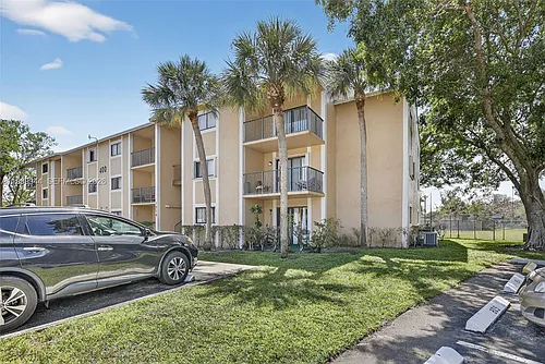 400 Palm Cir W Photo 1