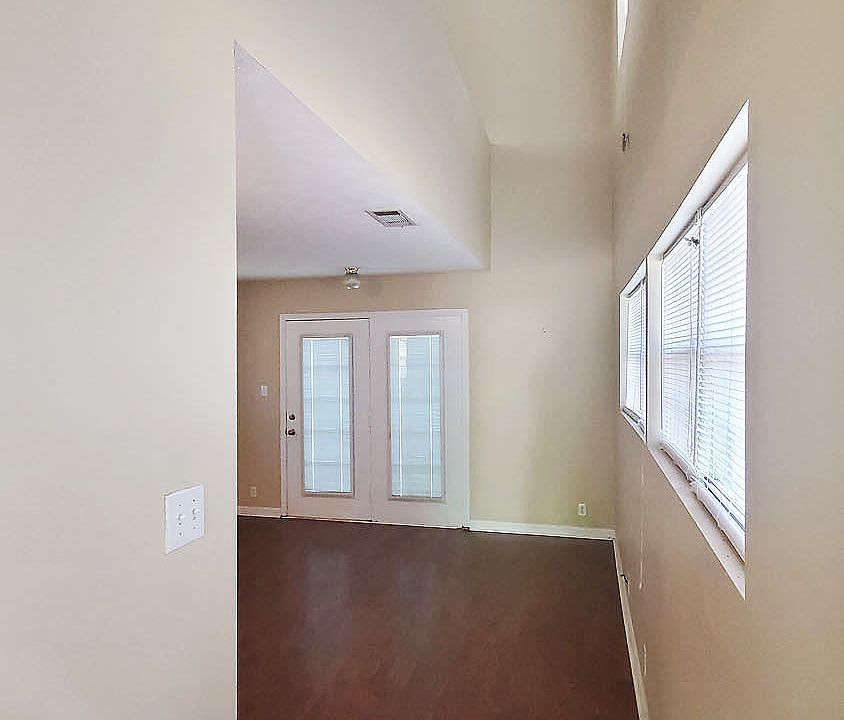 Entry-Living