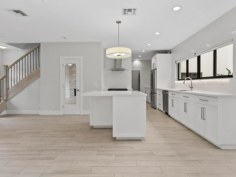 1121 Bel Air Dr — Photo 5