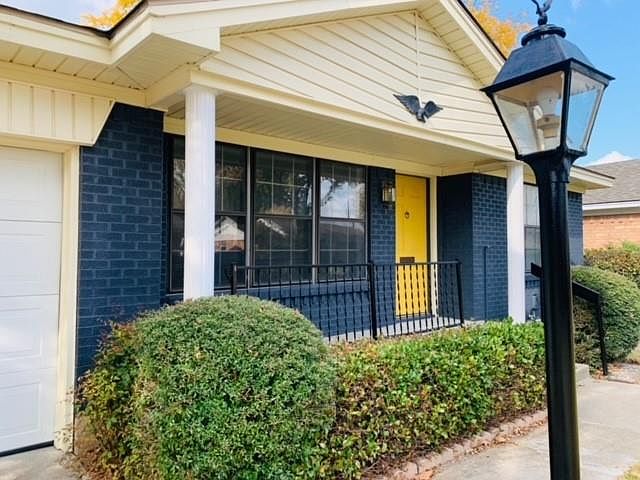 1st image of 3917 Douglas Dr