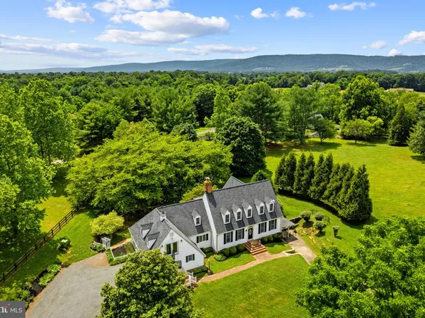 19725 Woodtrail Rd, Round Hill, VA 20141