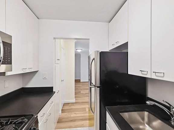 5th image of 330 W 58th St APT 9H