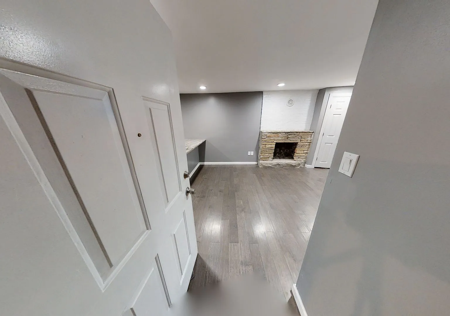 Newly Renovated 2,3,4 Bedroom apartments. Downtown Albany Off Campus student apartments. — Photo 2