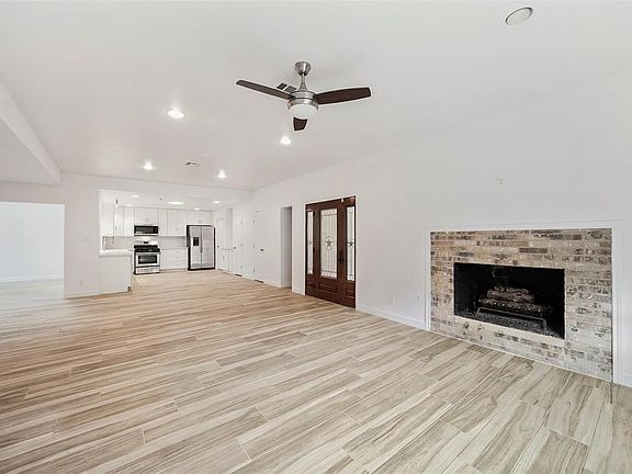 4th image of 914 Coachlight Dr
