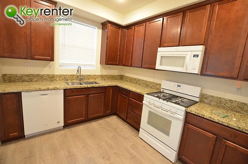 4 bed, 4.0 bath, 1658 sqft, $2,500 — Photo 3