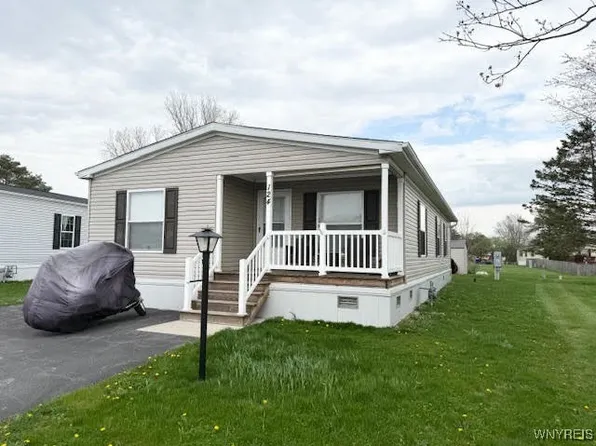 124 Elmhurst Dr, Lockport, NY 14094