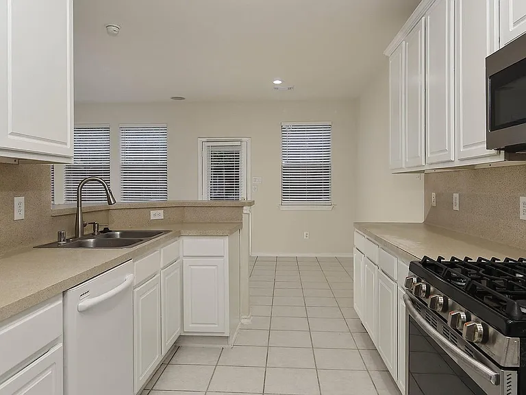 102 Blue Creek Ct — Photo 9