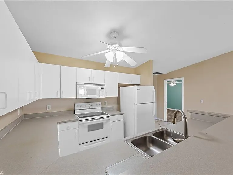 845 SE 8th Ter — Photo 10