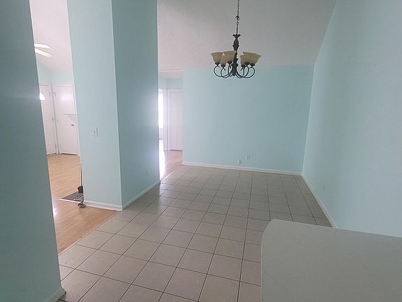 4th image of 631 Varsity Dr