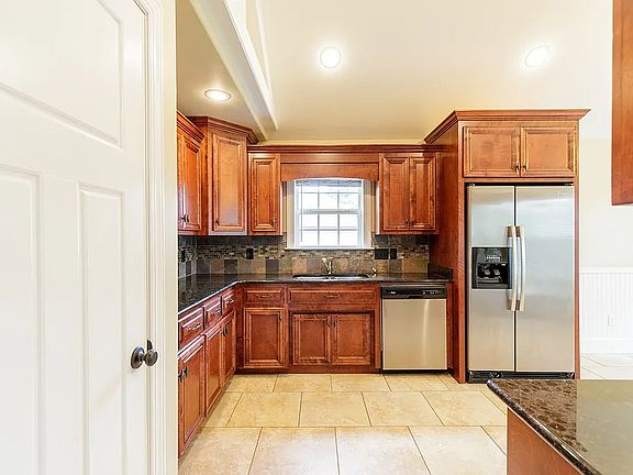 3rd image of 4029 Taylor Way