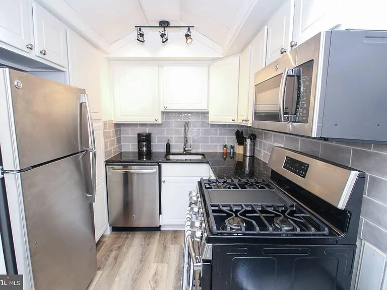 44 S 3rd St #3 — Photo 6
