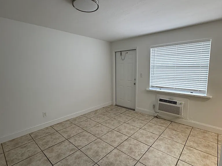 1135 W 28th St #6 — Photo 8