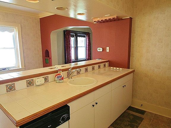 5th image of 407 11th Ave SE