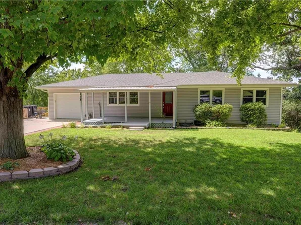 804 N 6th St, Wathena, KS 66090