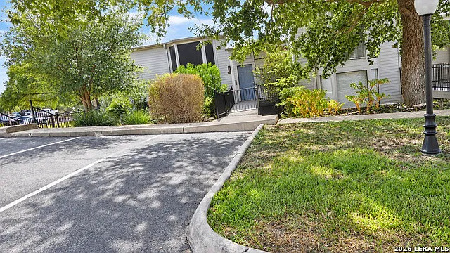 4 bed, 4.0 bath, 2272 sqft, $2,600 — Photo 3