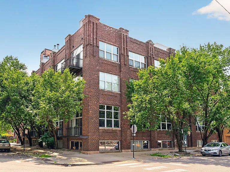 2201 W Wabansia Ave #17 — Photo 1