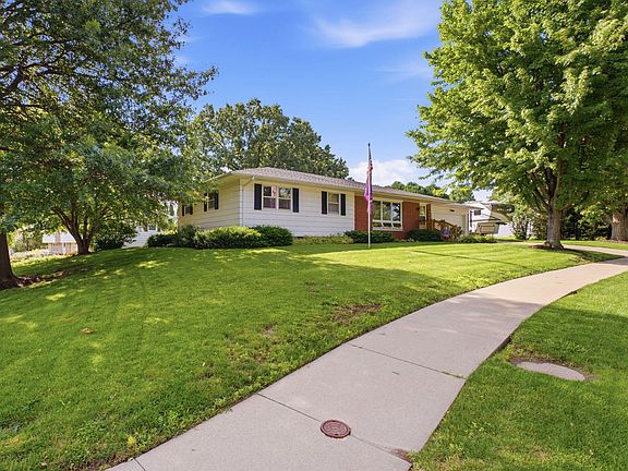 4th image of 718 Centre Dr