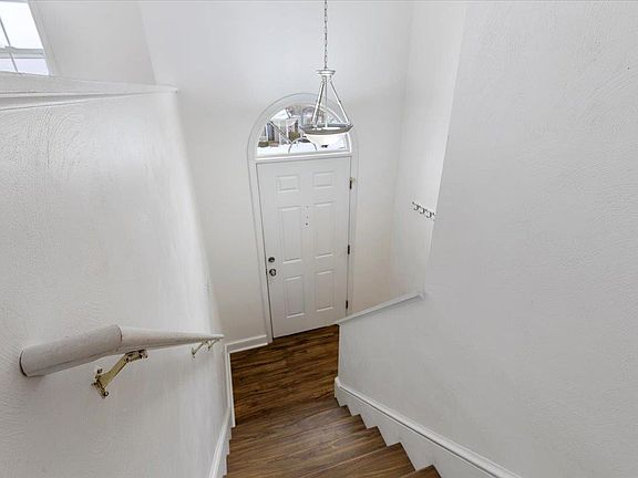 3rd image of 110 Sage Ln