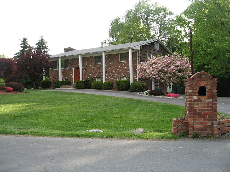 Mint* * Custom Built Home on 1/2 acre with Circular Driveway 