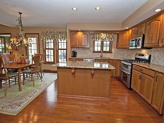 3rd image of 102 Verona Dr