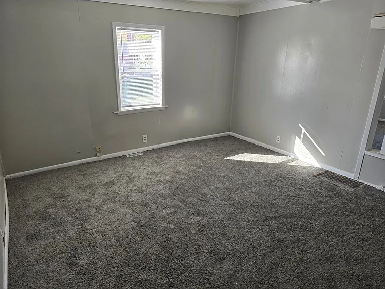 1521 & 1521 1/2 E Kirby Ave (AARC Management, LLC) — Photo 15