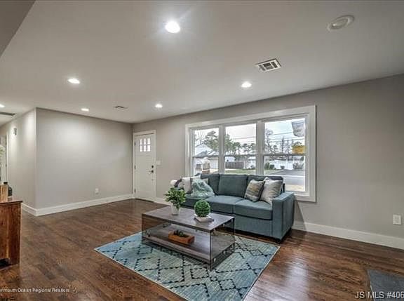 3rd image of 616 Wellington Ave