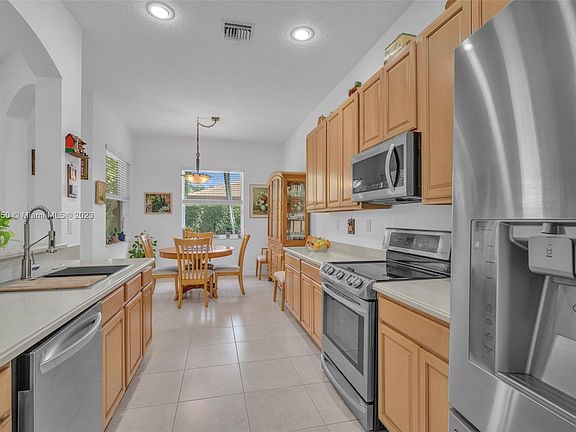 4th image of 19223 Crystal St