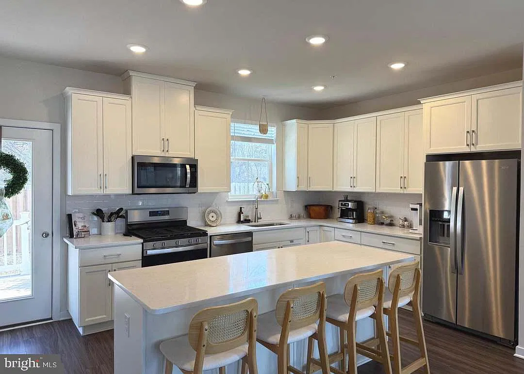 3 bed, 2.5 bath, 2200 sqft, $3,100 — Photo 3
