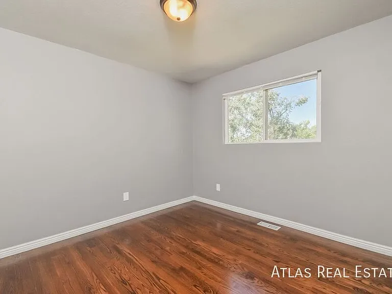 524 Rowe Ln — Photo 12