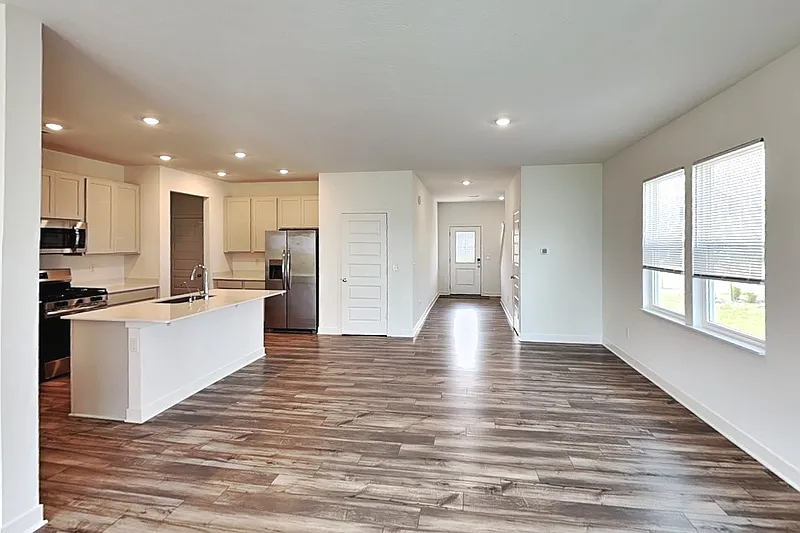 4 bed, 3.0 bath, 2783 sqft, $2,050 — Photo 4