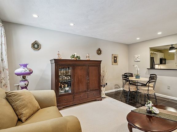 5th image of 300 Governors Dr APT 5