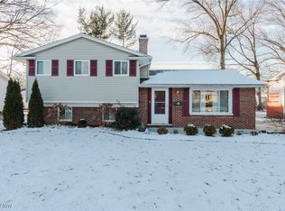 25077 Doe Dr, North Olmsted, OH 44070