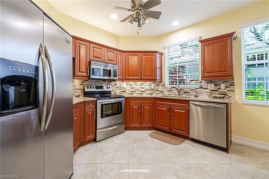 3 bed, 2.0 bath, 1374 sqft, $2,700 — Photo 2