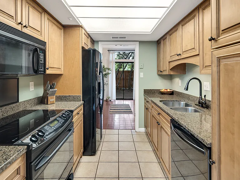 1707 Belvedere Ct — Photo 4