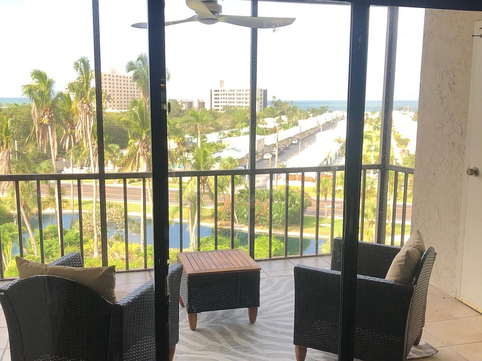 Enjoy gulf views from your balcony of the 6th floor condo!