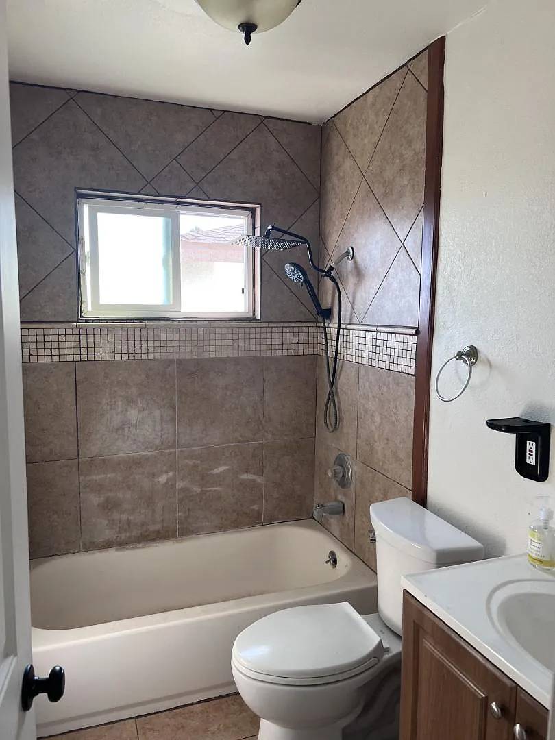 1007 Center Ave - C — Photo 2
