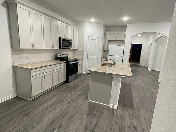 3rd image of 1498 Streamside Dr