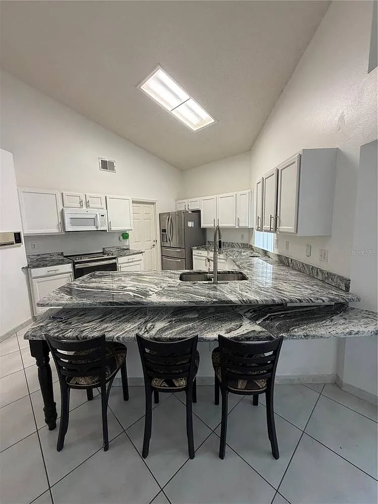 2 bed, 1.0 bath, 1760 sqft, $1,800 — Photo 2