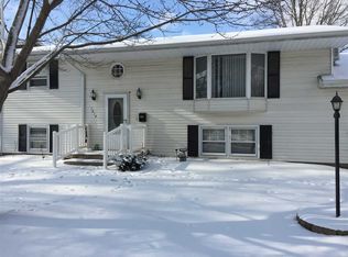 1014 N 13th St, Clinton, IA 52732