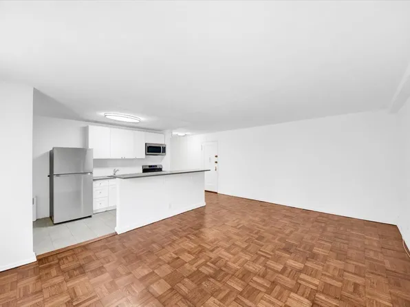 2630 Kingsbridge Terrace image 2 of 31