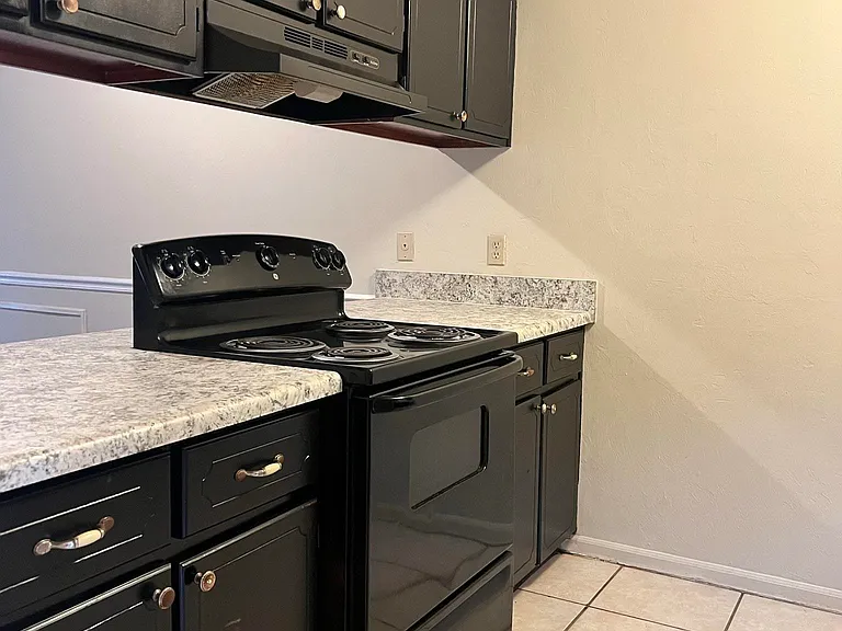 1850 Sylvan Ct — Photo 2