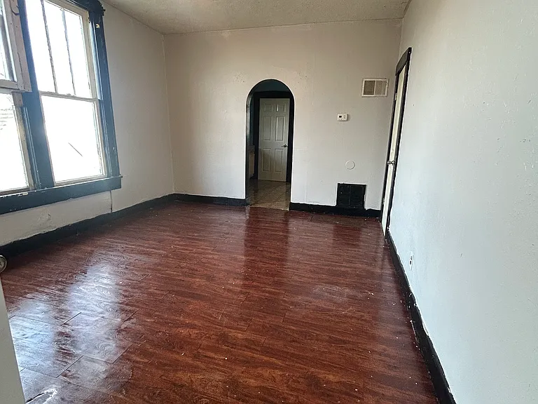 1110 E Oak St — Photo 4