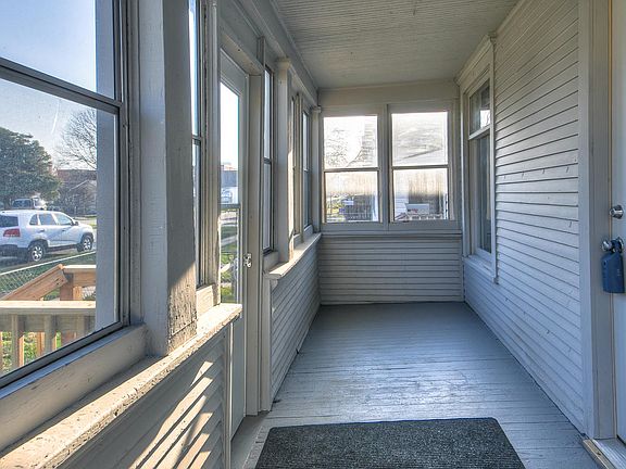 3rd image of 1733 East Ave