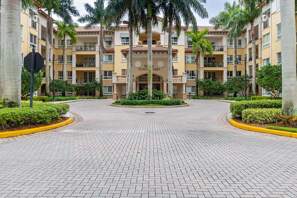 Building Photo - 16101 Emerald Estates Dr #146
