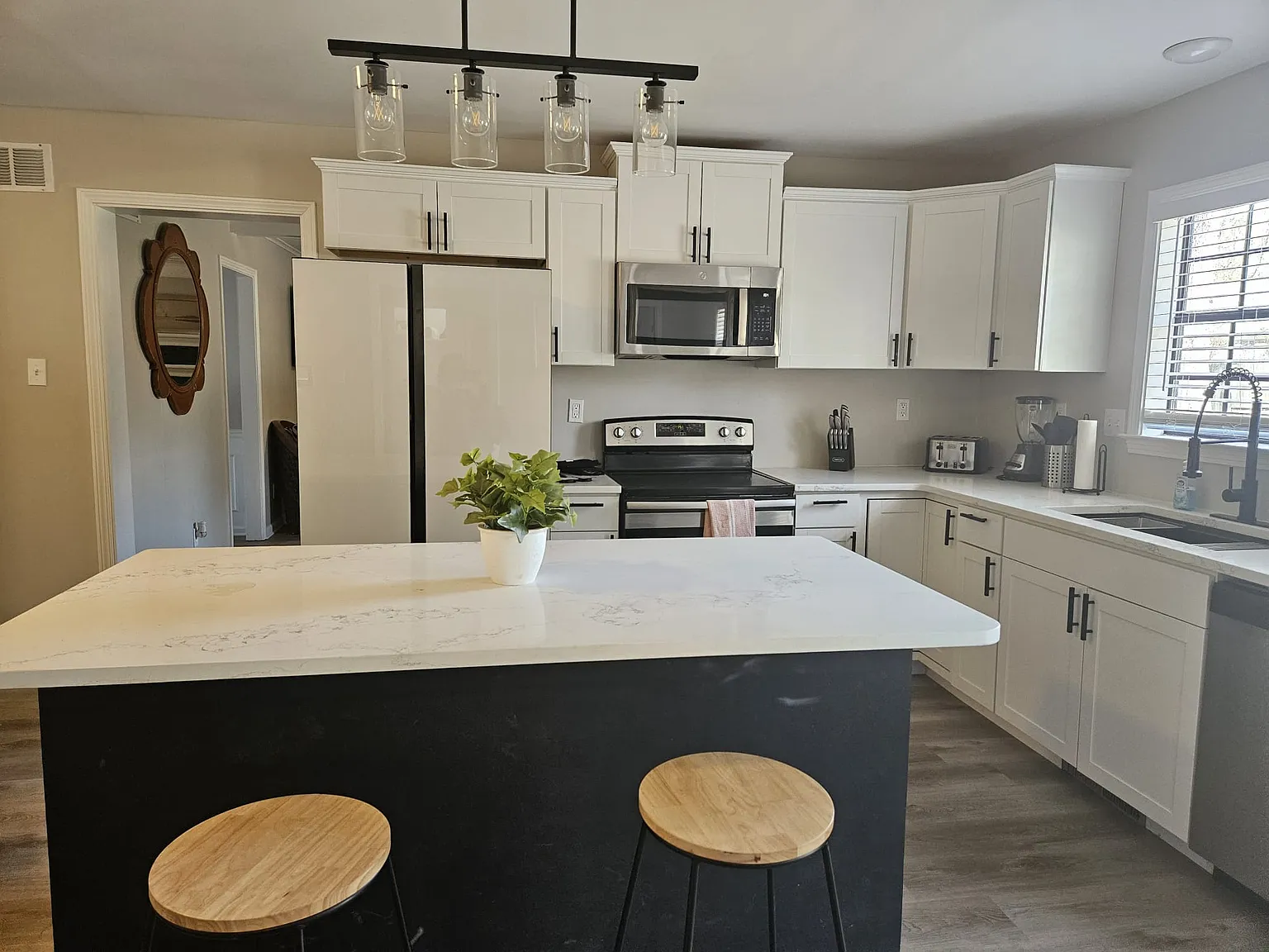 6 bed, 2800 sqft, $9,899 — Photo 3