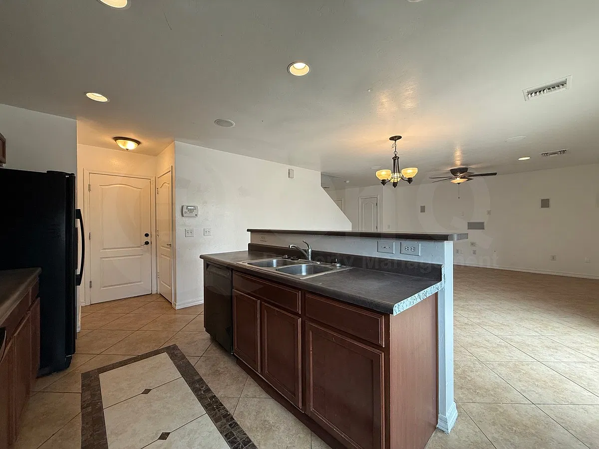 3 bed, 2.5 bath, 1431 sqft, $1,695 — Photo 2