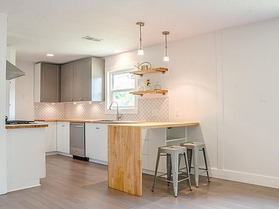 4th image of 8611 Parkfield Dr