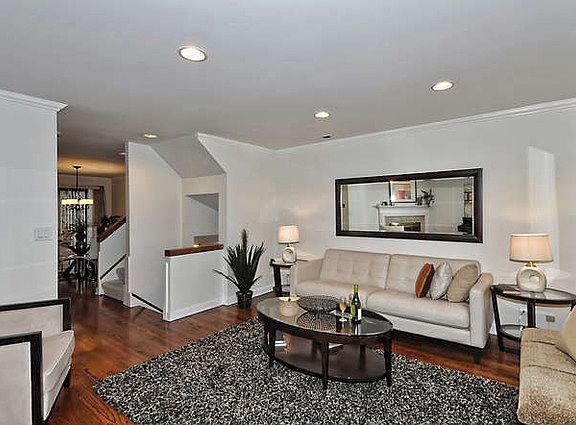 5th image of 751 W Dickens Ave