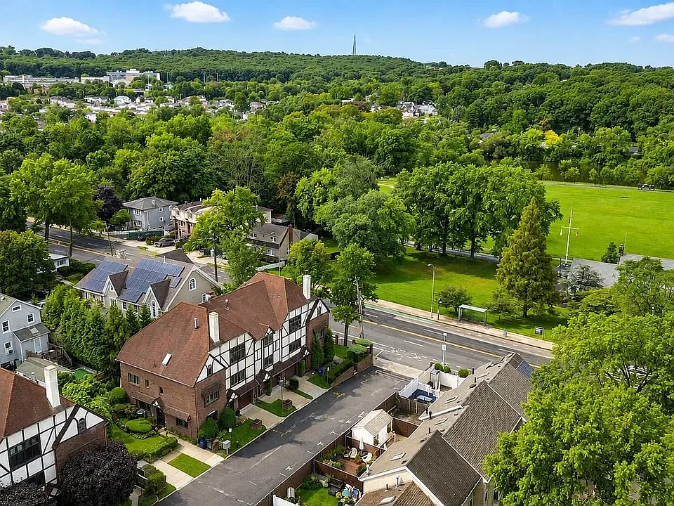 16 Fox Hunt Ct
