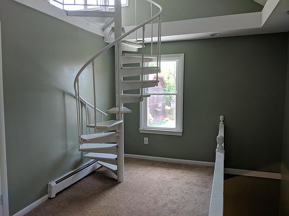 5th image of 323 Riverside Ct